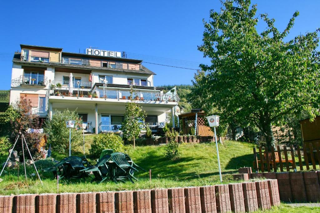 Hotel Restaurant Moselblick Wintrich Exterior foto